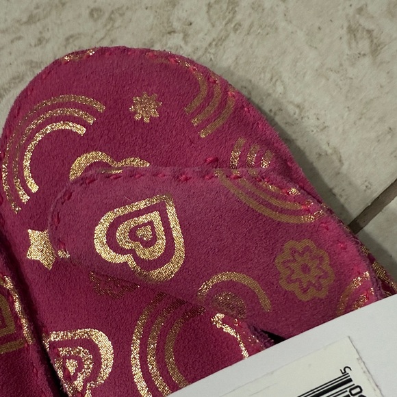 UGG Kids' Fuchsia and Gold Patterned mittens
Hand sewn ..nwt - Picture 6 of 6